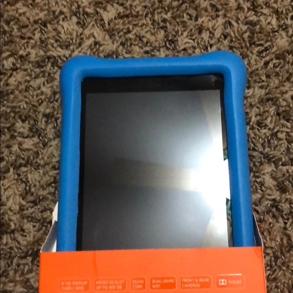 Fire HD 8 with blue case - Picture 3 of 3